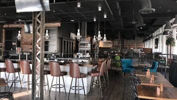 4 restaurantes; se sirven cenas y cocina americana