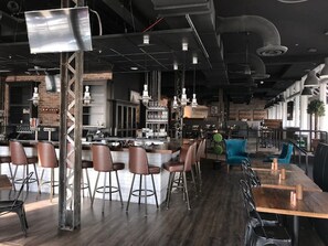 4 restaurants, dinner served, American cuisine