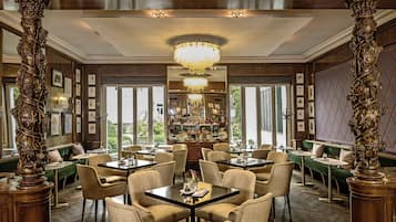 2 restaurantes, se sirven comidas, cenas y cocina alemana