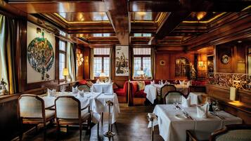2 Restaurants; Mittagessen und Abendessen werden serviert