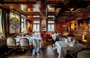 2 restaurantes; se sirven comidas y cenas