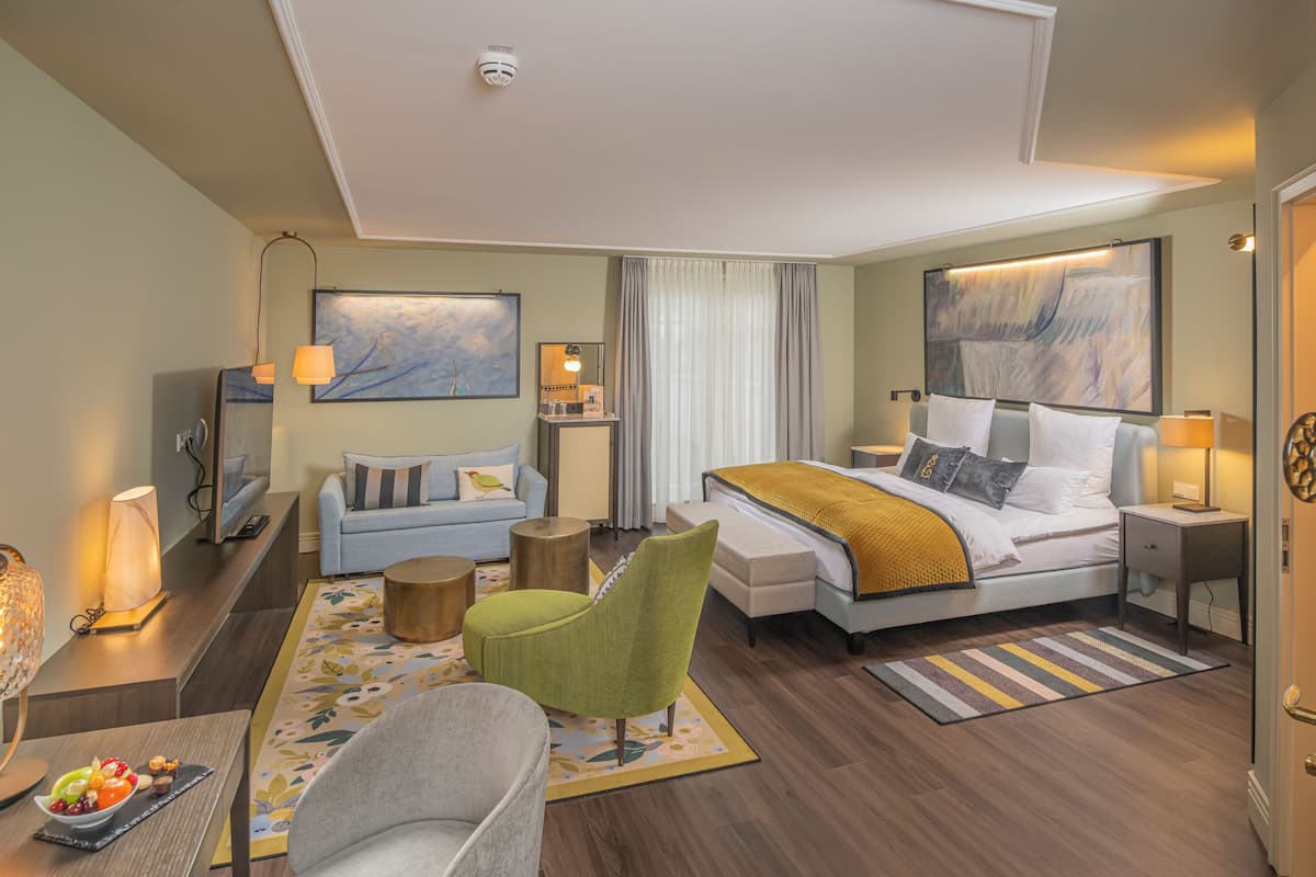 double room living | 1 bedroom, hypo-allergenic bedding, minibar, in-room safe