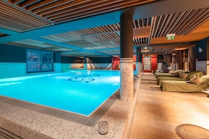 Piscine couverte, chaises longues