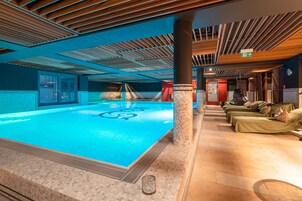 Indoor pool, sun loungers