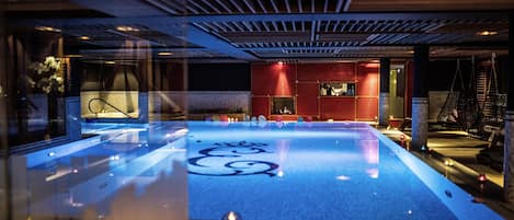 Indoor pool, sun loungers