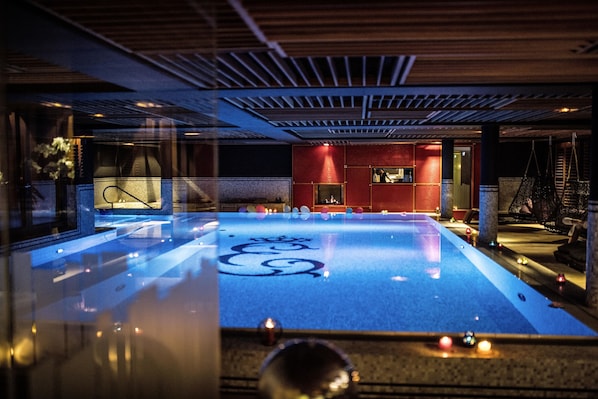 Indoor pool, sun loungers