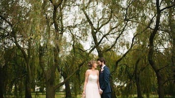 Una pareja en un parque con árboles.