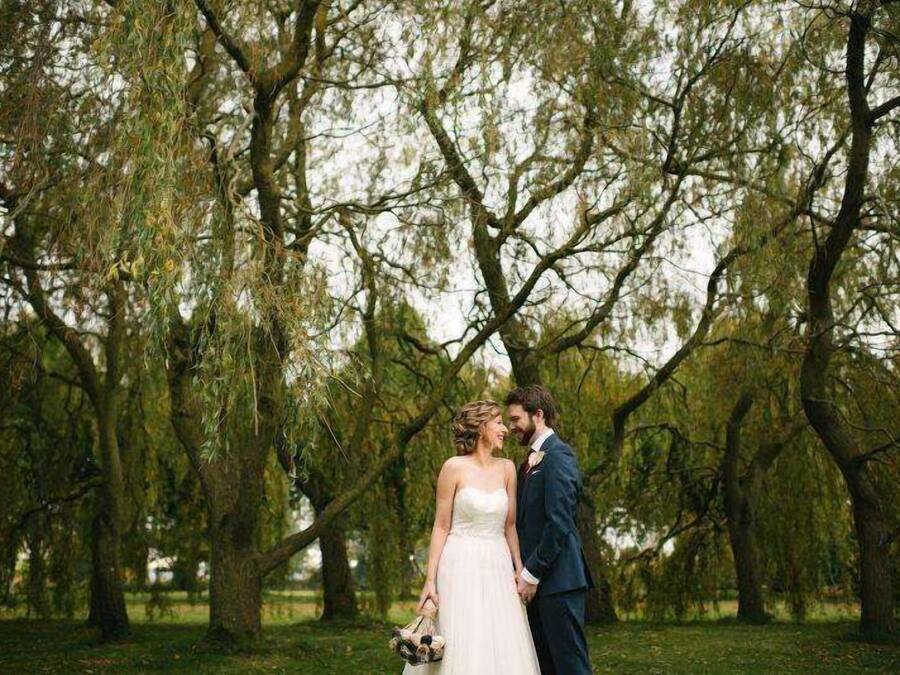 Una pareja en un parque con árboles.