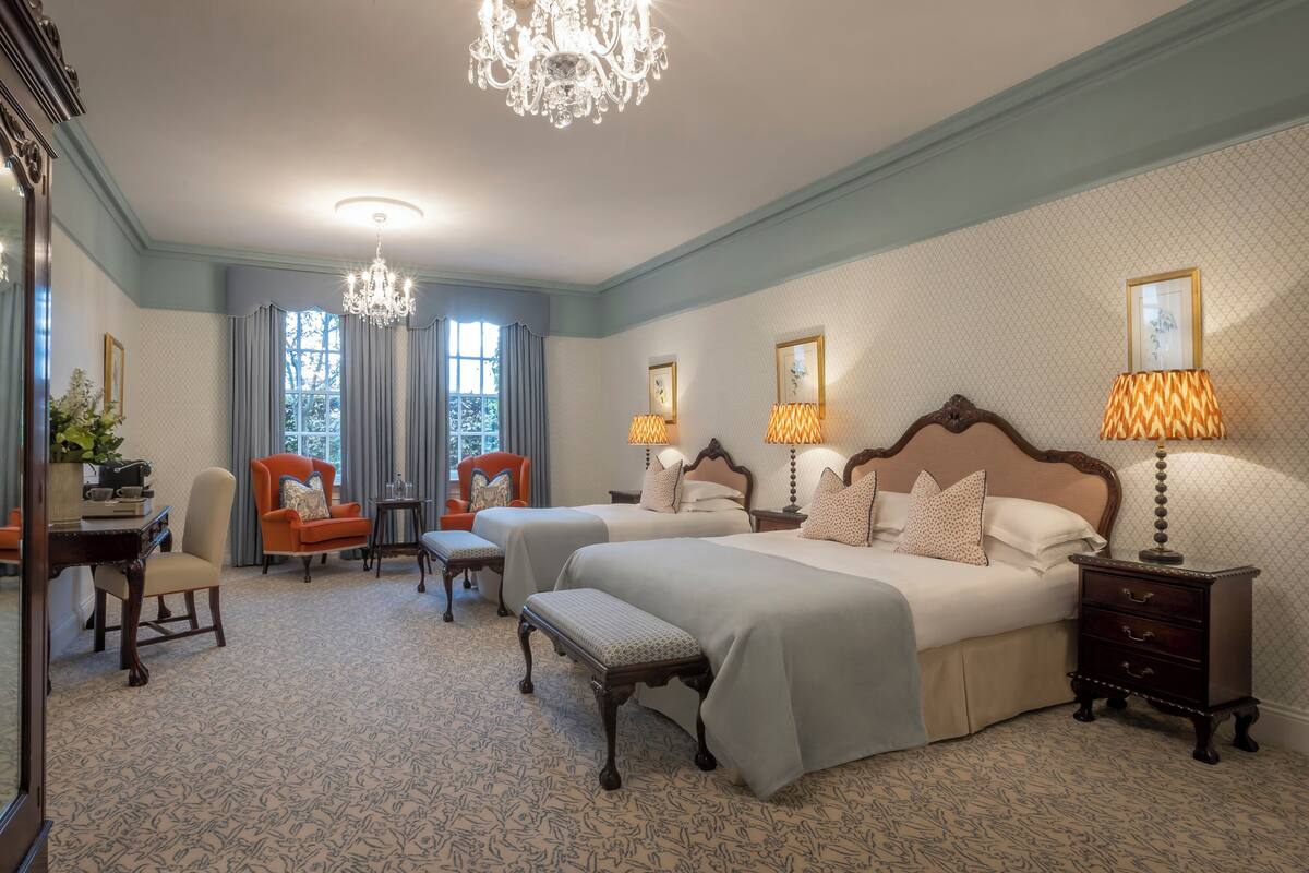 Suíte júnior, 1 cama de casal | Escrivaninha, ferros/tábuas de passar roupa, Wi-Fi de cortesia