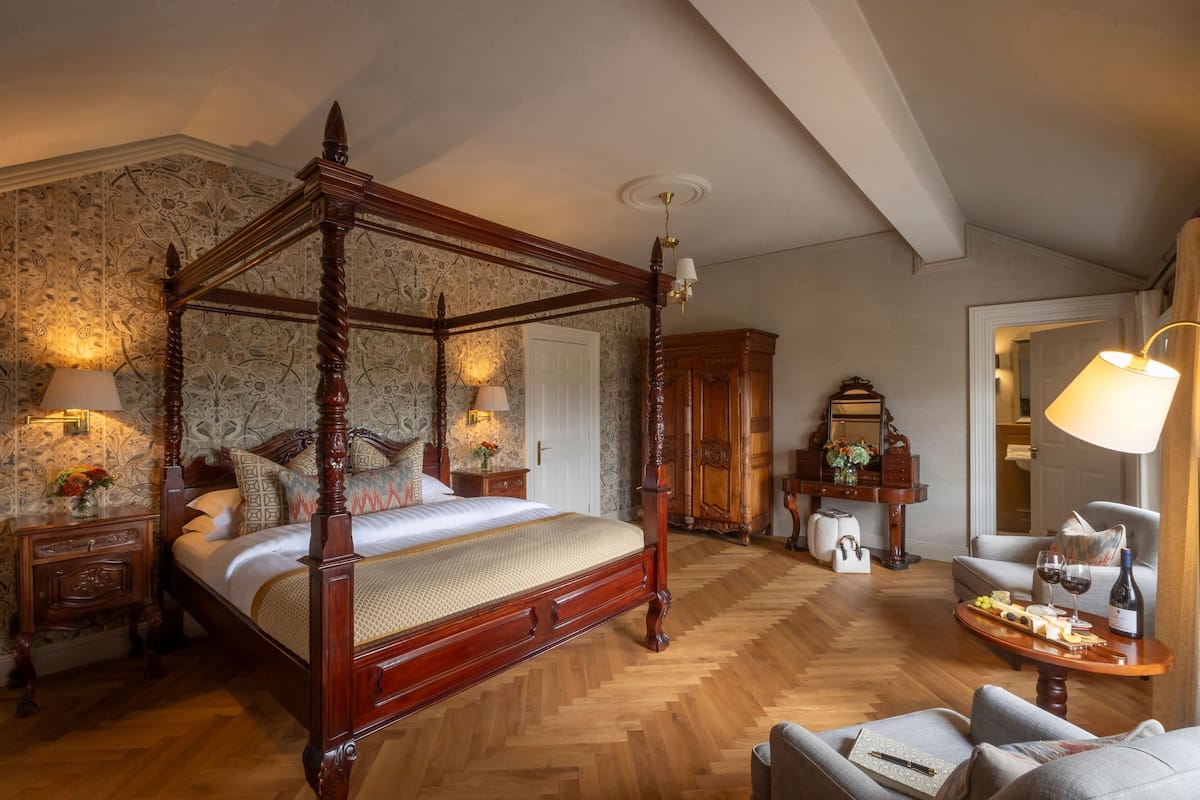Chambre romantique double, 1 lit double (Four Poster) | Décor unique, ameublement unique, bureau, fer et planche à repasser