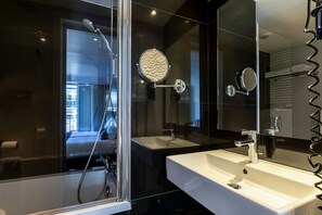 Superior Twin Room | Bathroom | Free toiletries, hair dryer, towels