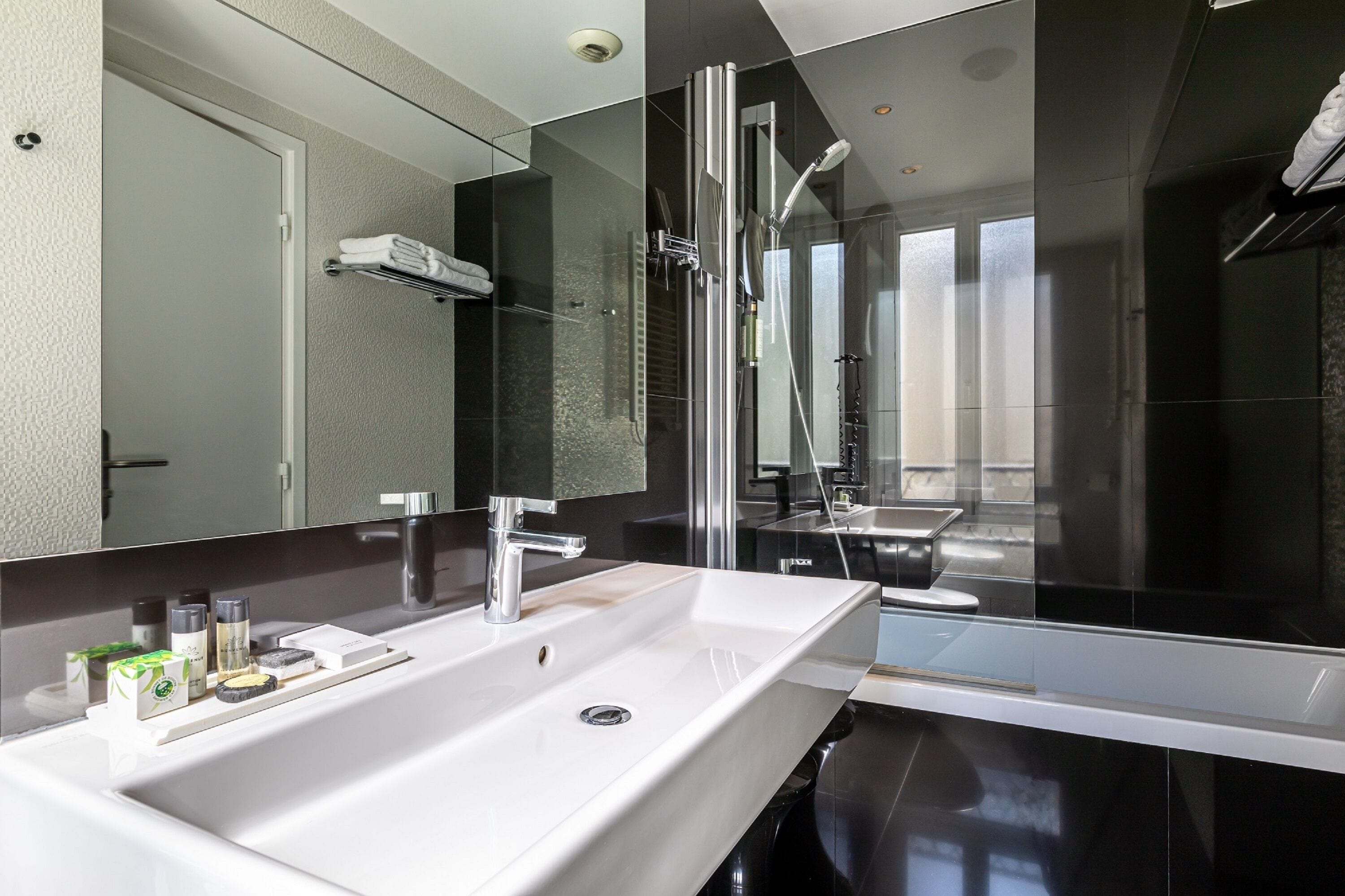 executive double room | bathroom | free toiletries, hair dryer, towels