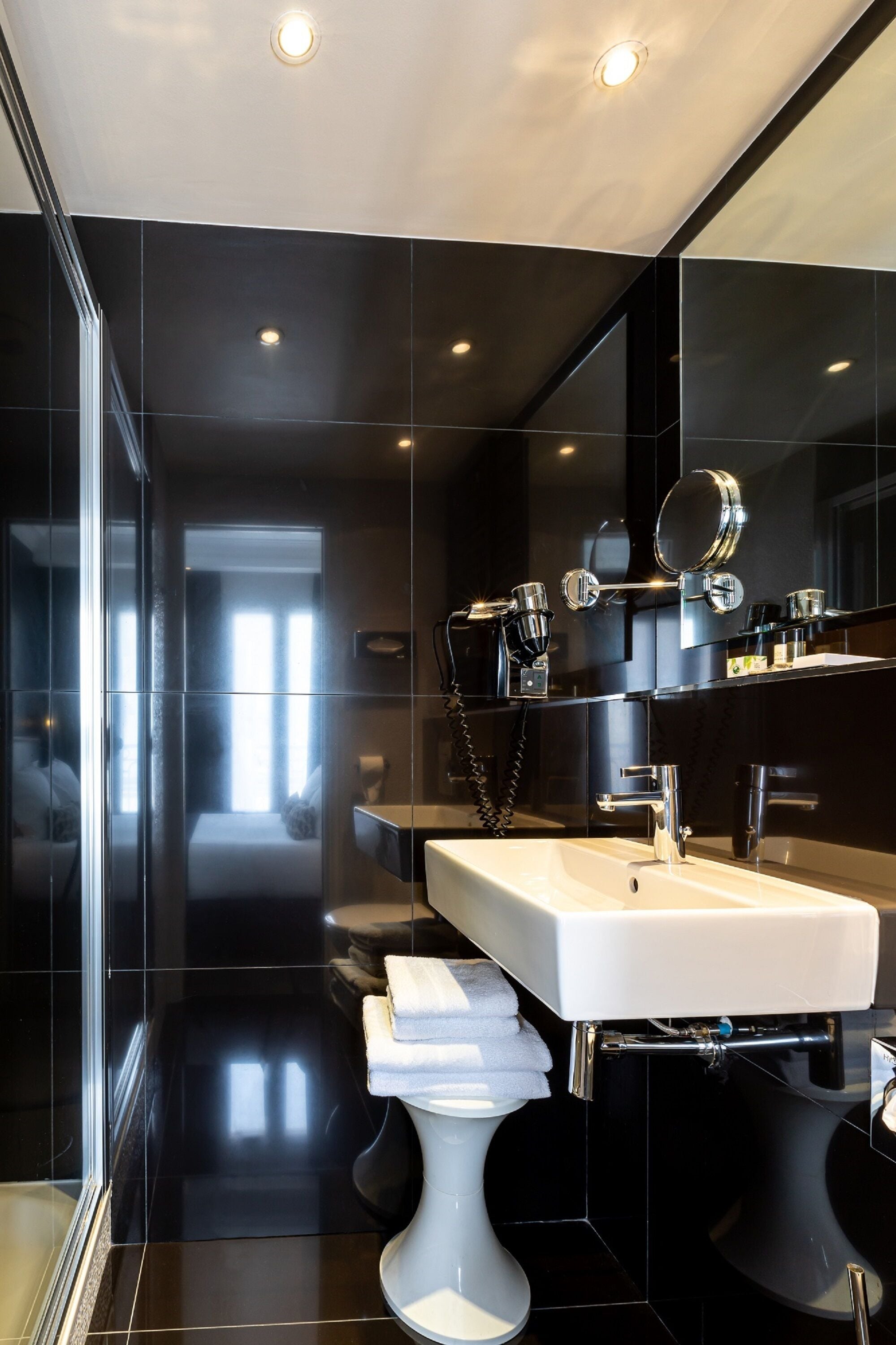 standard twin room | bathroom | free toiletries, hair dryer, towels