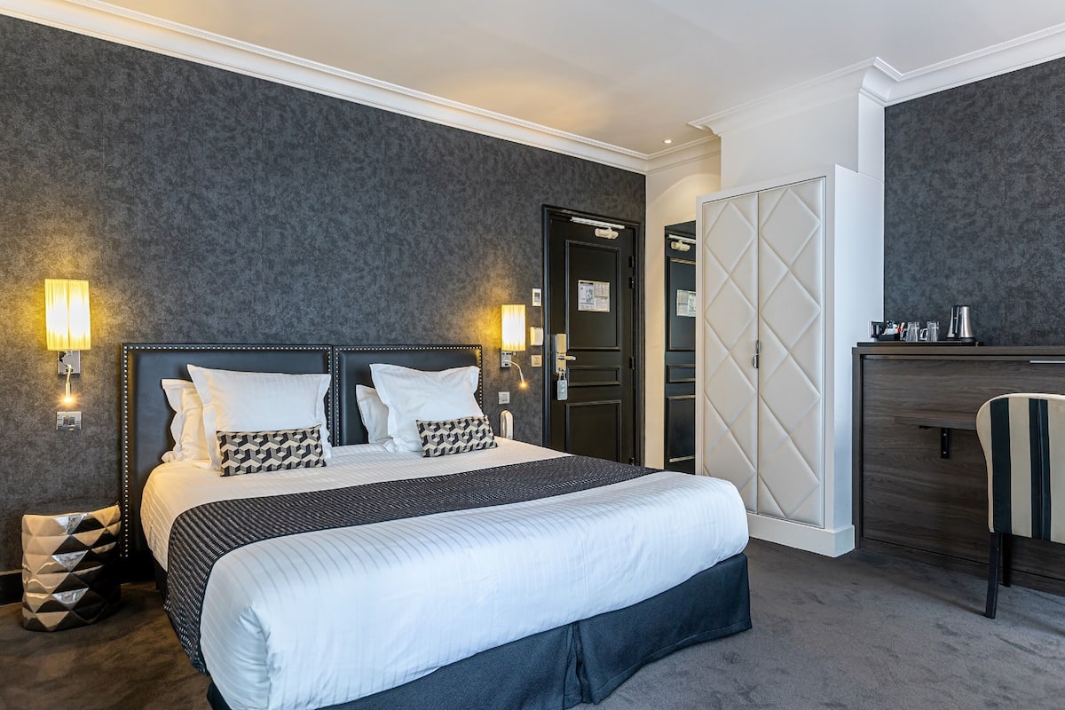 Executive Double Room | 1 bedroom, in-room safe, desk, laptop workspace