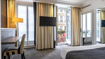 Executive Double Room | 1 bedroom, in-room safe, desk, laptop workspace