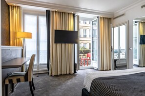 Executive Double Room | 1 bedroom, in-room safe, desk, laptop workspace