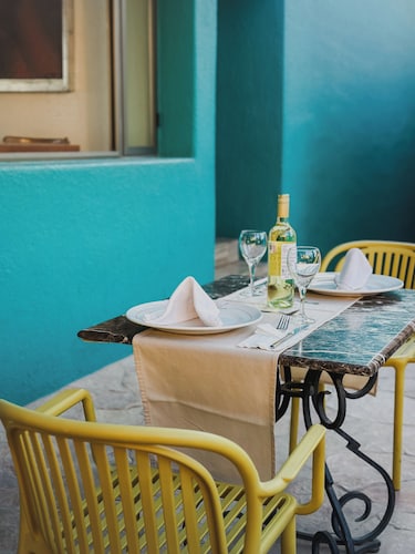 Los Patios Hotel