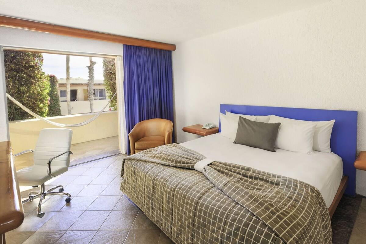Minibar, caja fuerte, escritorio y cortinas opacas