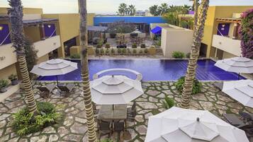 Minibar, caja de seguridad en la habitación y escritorio