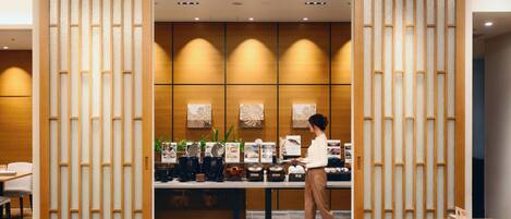 Daily buffet breakfast (JPY 2500 per person)