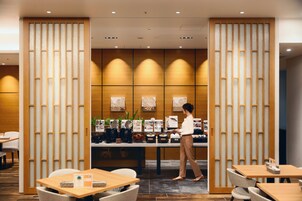 Daily buffet breakfast (JPY 2500 per person)