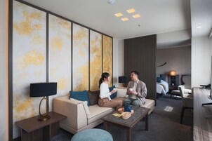 Escritorio, tabla de planchar con plancha, wifi gratis y ropa de cama 