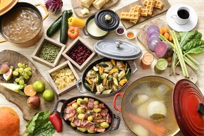 Daily buffet breakfast (JPY 2200 per person)