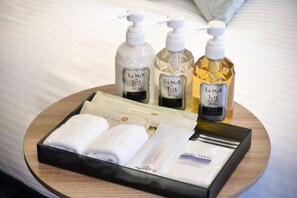 Combined shower/tub, free toiletries, hair dryer, slippers