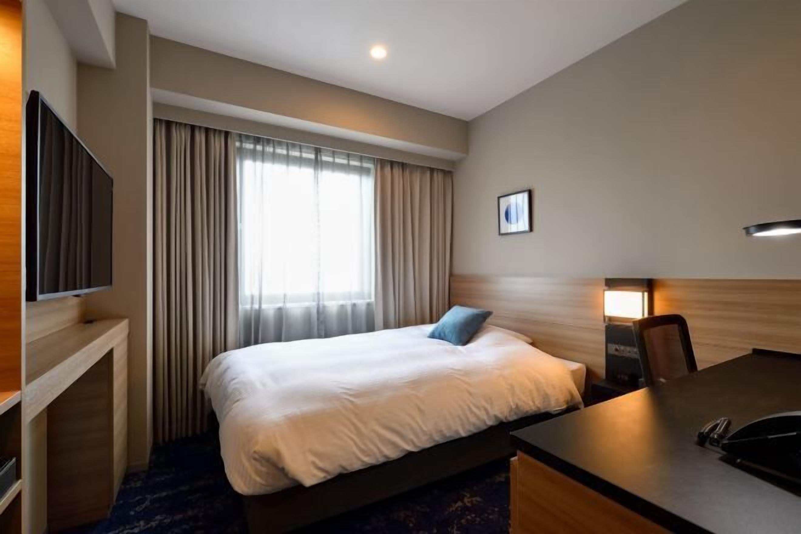 デスク、アイロン / アイロン台、WiFi (無料)、ベッドシーツ