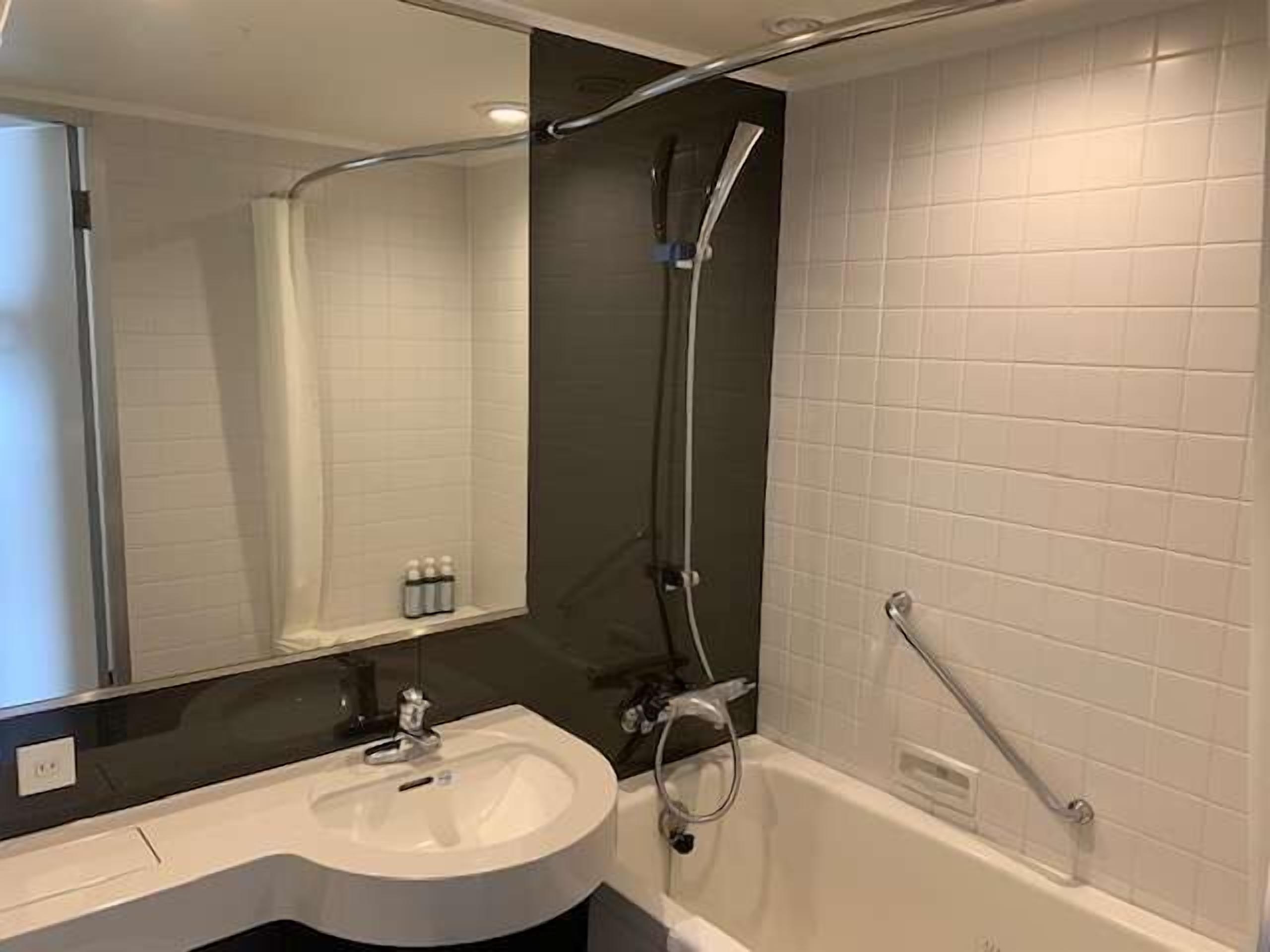 ห้องน้ำ | ฝักบัวในอ่างอาบน้ำ, ของใช้ในห้องน้ำฟรี, ไดร์เป่าผม, รองเท้าสวมภายในห้อง