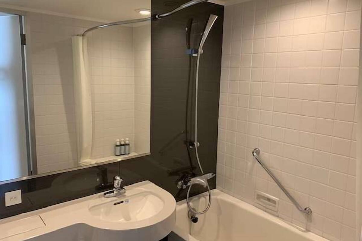 Bathroom | Combined shower/bathtub, free toiletries, hair dryer, slippers