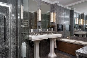 جناح (Knightsbridge) | حمام | مستلزمات فاخرة للعناية الشخصية، مجففات شعر، برانس (أردية) حمّام