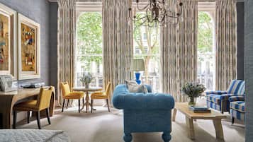 Knightsbridge Suite | Living area | Flat-screen TV