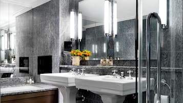 Suíte (Knightsbridge) | Banheiro | Produtos de toalete de grife, secador de cabelo, roupões de banho