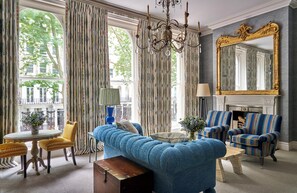 جناح (Knightsbridge) | حمام | مستلزمات فاخرة للعناية الشخصية، مجففات شعر، برانس (أردية) حمّام