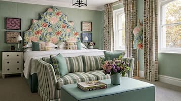 Suíte júnior | Lençóis italianos Frette, roupas de cama premium, frigobar