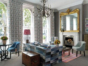 جناح (Knightsbridge) | ملاءات إيطالية من طراز فريتي وأغطية فراش متميزة وميني بار