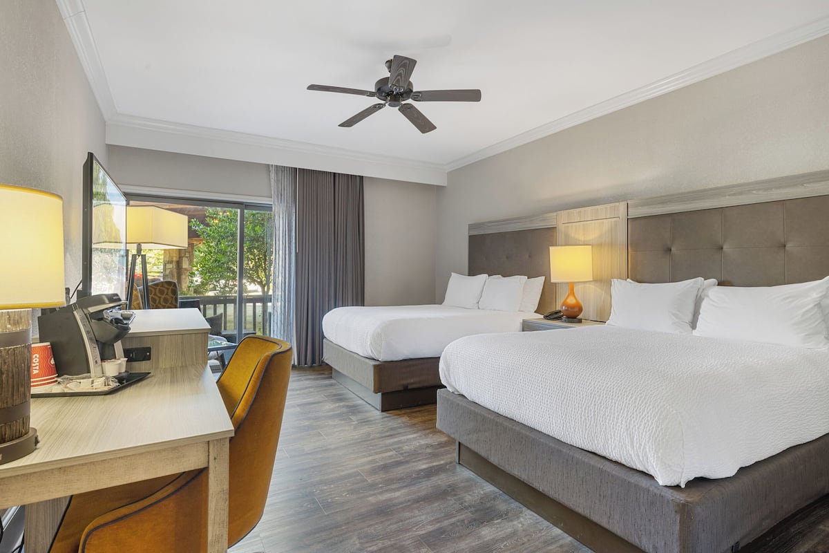 Ropa de cama de alta calidad, camas con pillow-top y escritorio