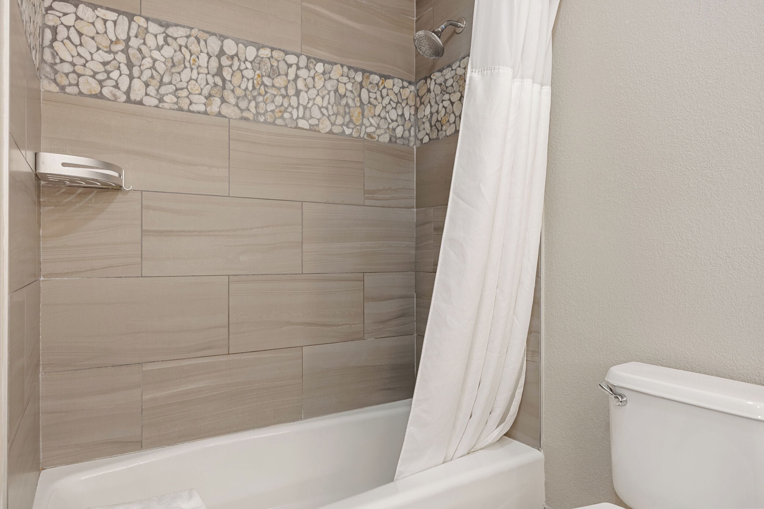 Un baño con bañera, ducha e inodoro.