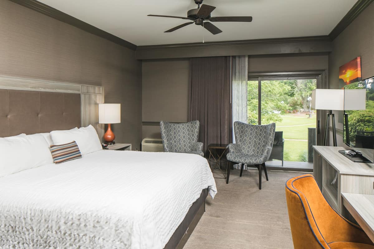 Lakeside King | Premium bedding, pillowtop beds, desk, laptop workspace