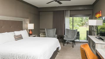 Standaard kamer, 1 kingsize bed, uitzicht op meer | Luxe beddengoed, pillowtop-bedden, een bureau, een laptopwerkplek