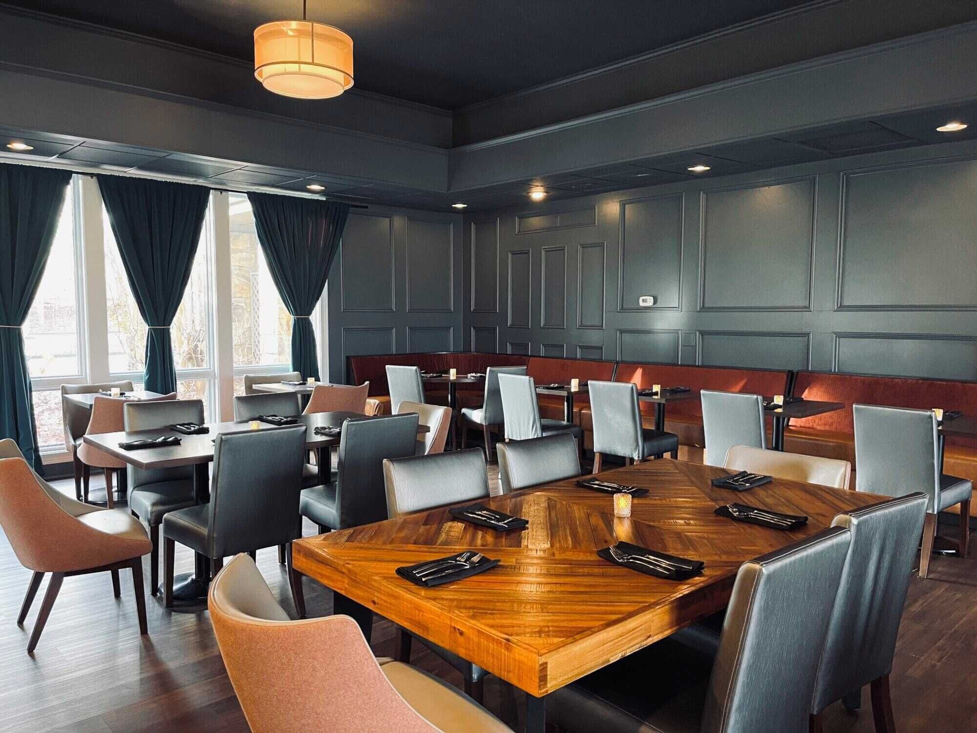 2 restaurants, breakfast, lunch, dinner served; american cuisine