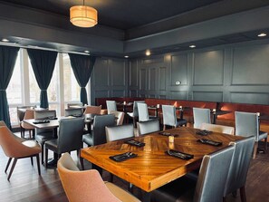 2 restaurants; lunch, dinner, and brunch served