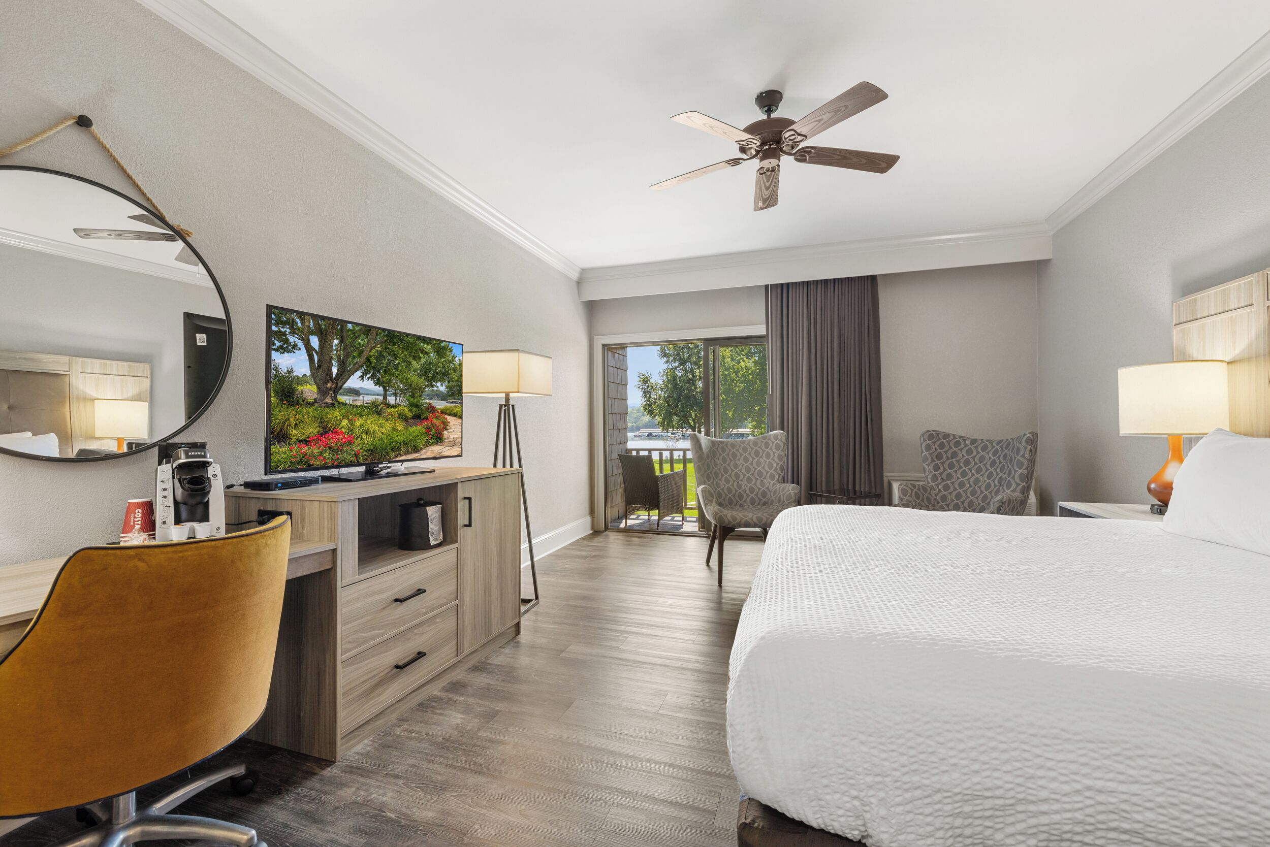 Habitación estándar, 1 cama King size, vista al lago | Ropa de cama de alta calidad, camas con pillow-top y escritorio 