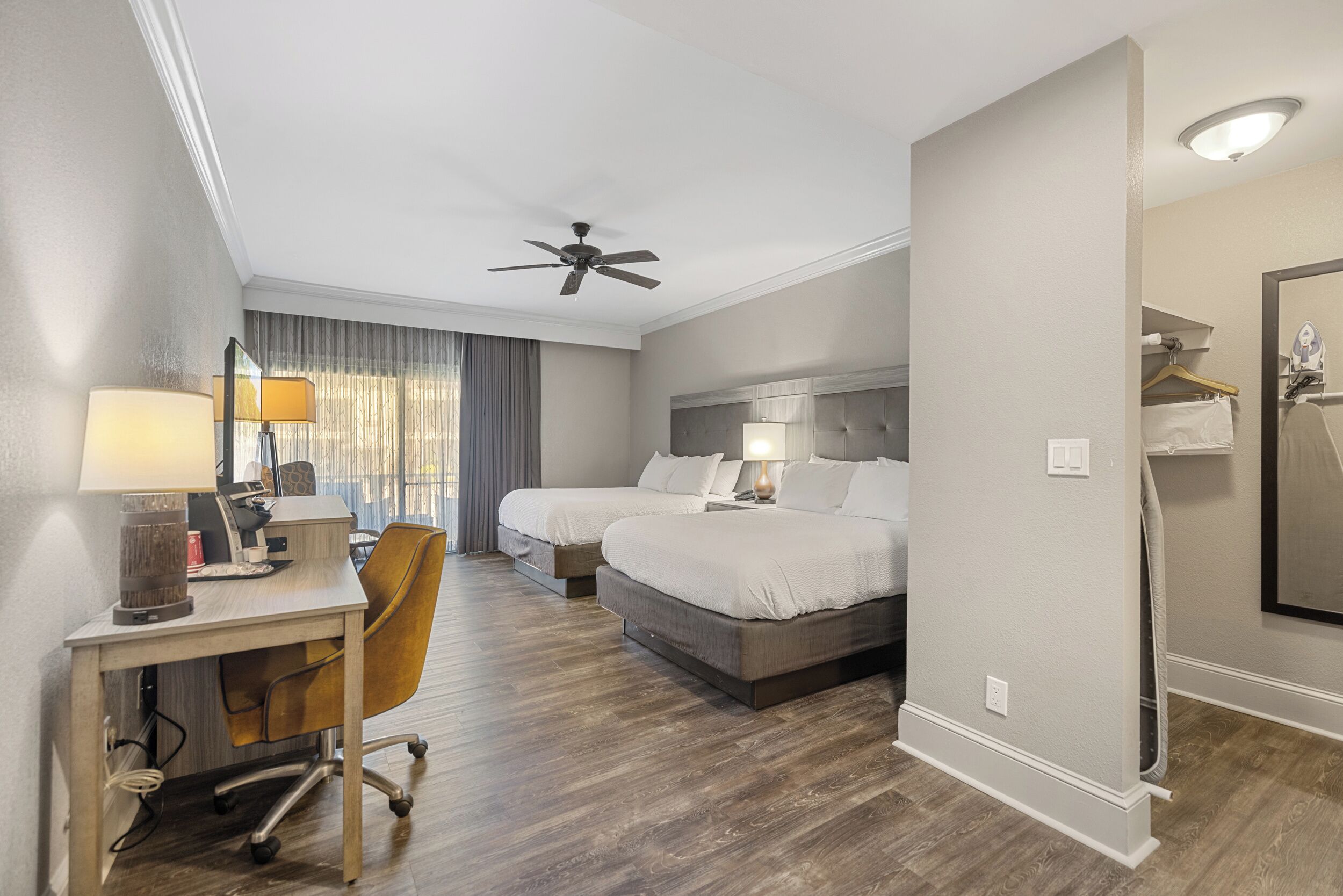 Ropa de cama de alta calidad, camas con pillow-top y escritorio 