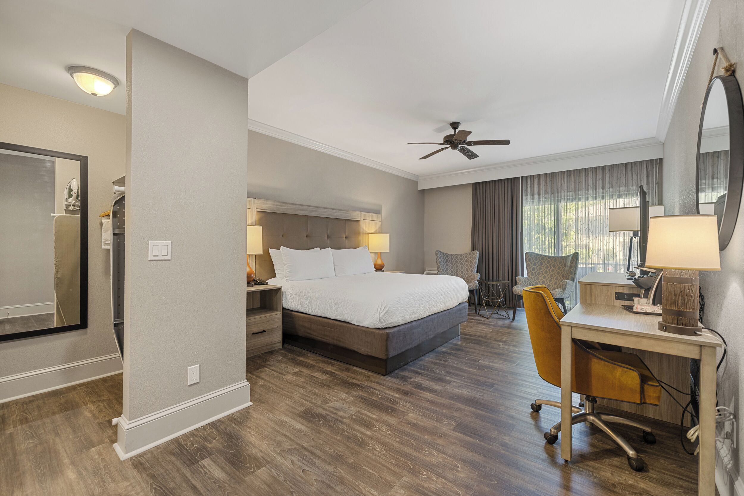 Habitación estándar, 1 cama King size, vista al resort | Ropa de cama de alta calidad, camas con pillow-top y escritorio 