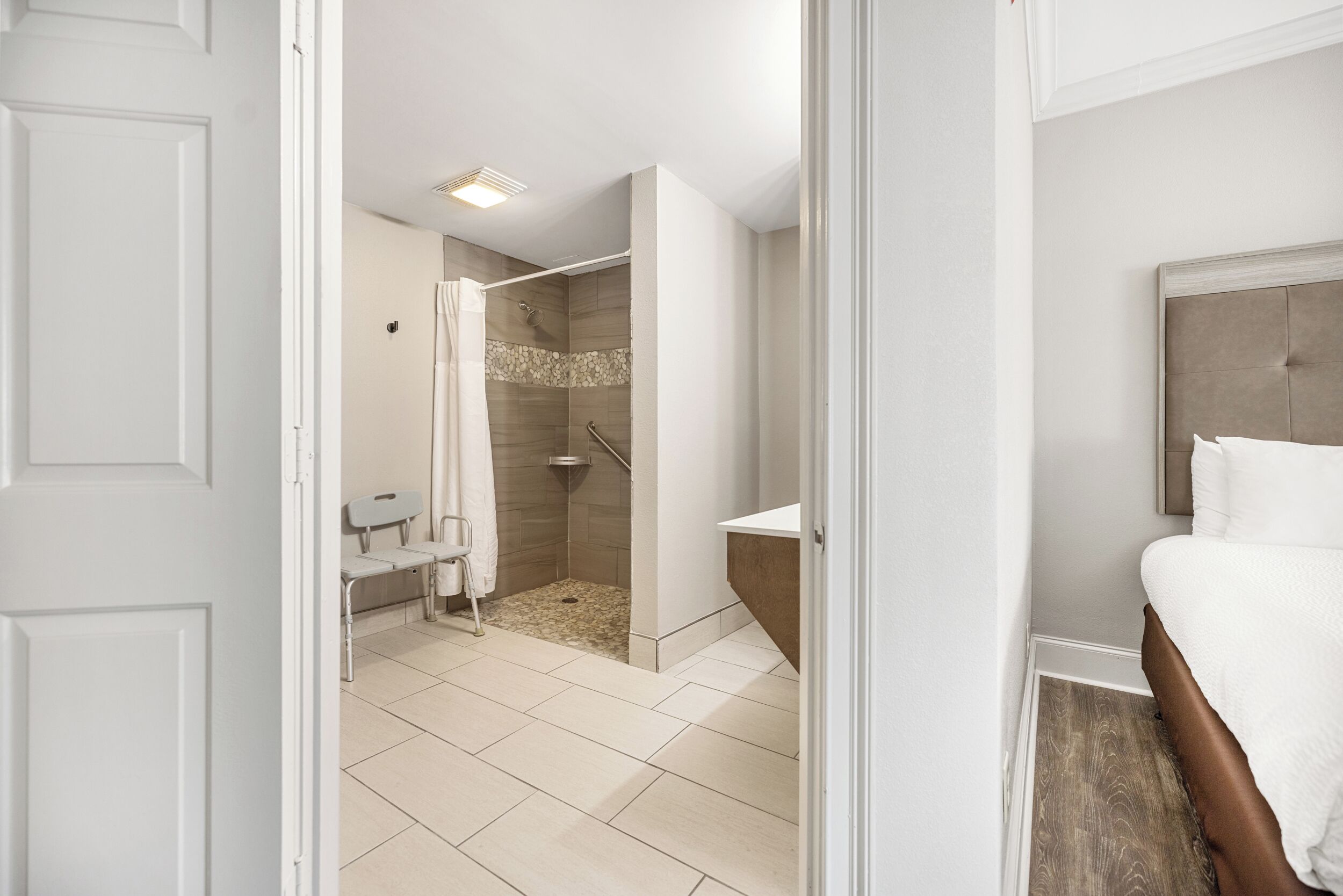 Un baño moderno con ducha, inodoro y lavamanos.