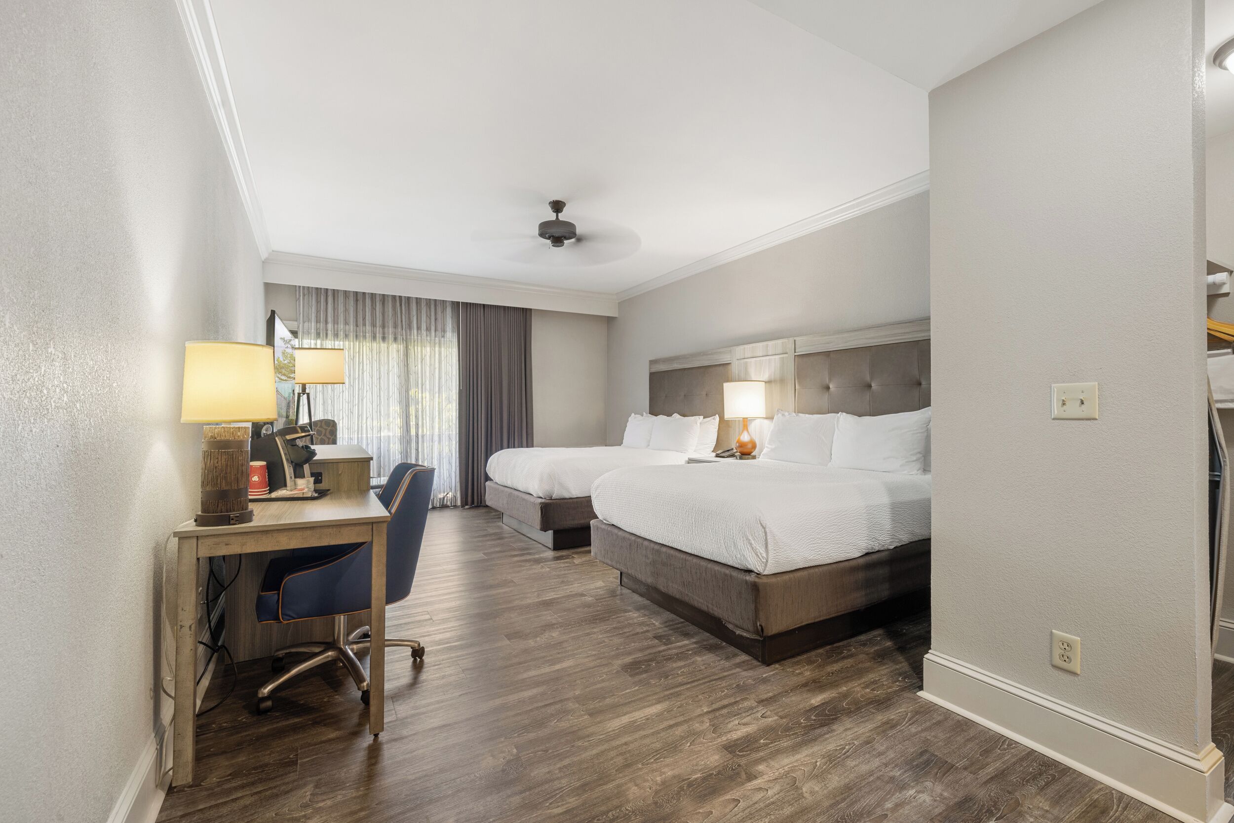 Habitación estándar, 2 camas Queen size, vista al lago | Ropa de cama de alta calidad, camas con pillow-top y escritorio 