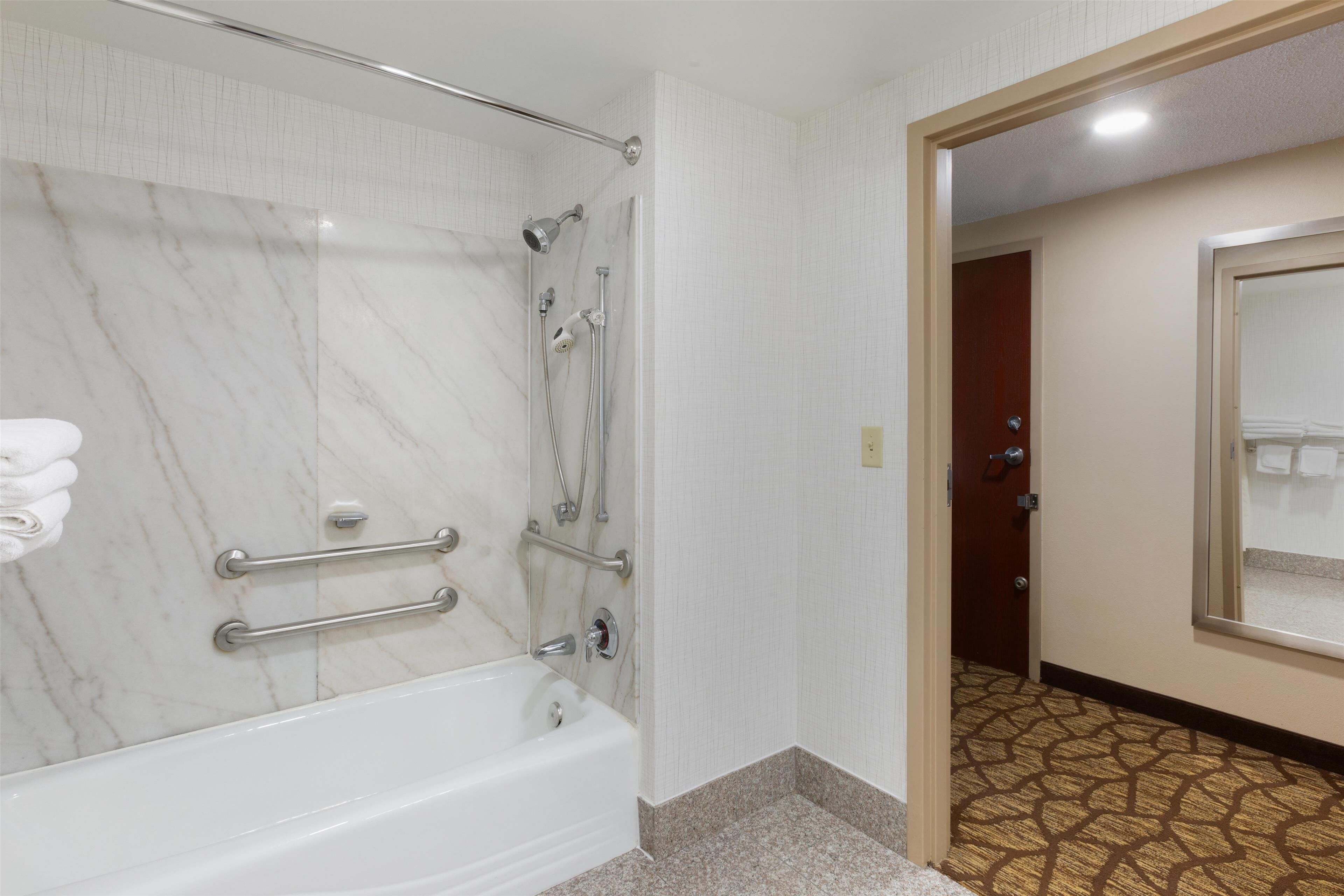 standard room, 1 king bed, accessible, bathtub | bathroom | free toiletries, hair dryer, towels