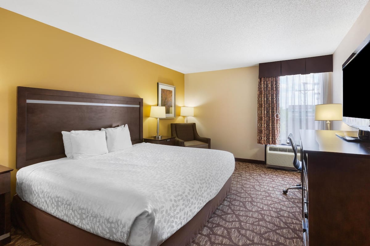 Standard Room, 1 King Bed, Accessible, Bathtub | Premium bedding, Select Comfort beds, desk, laptop workspace